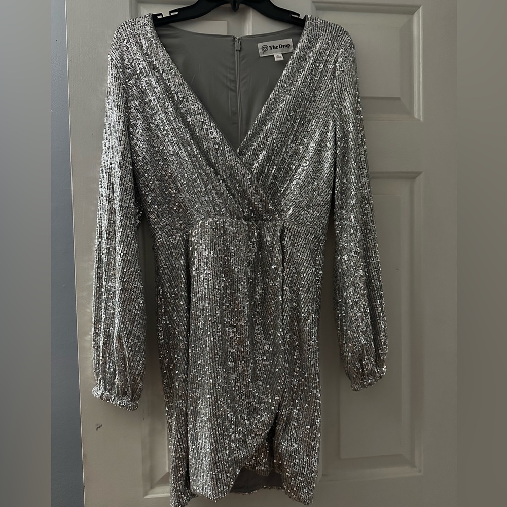 NWOT The Drop Silver Sequin V Neck Long Sleeve Mini Dress Cocktail Size Small